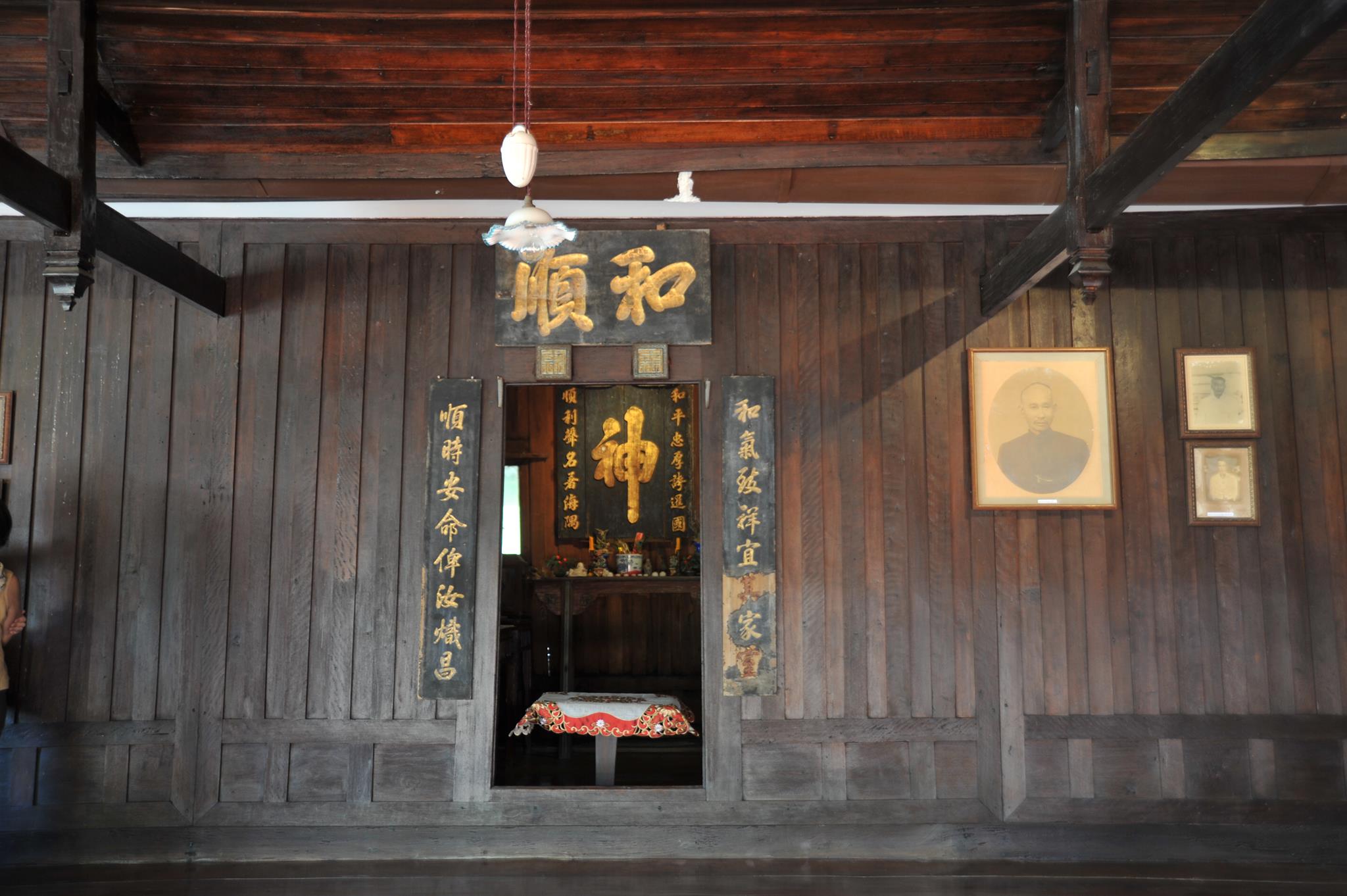 ห้องเรือนหลังบน เป็นที่เก็บกระดูกบรรพบุรุษ